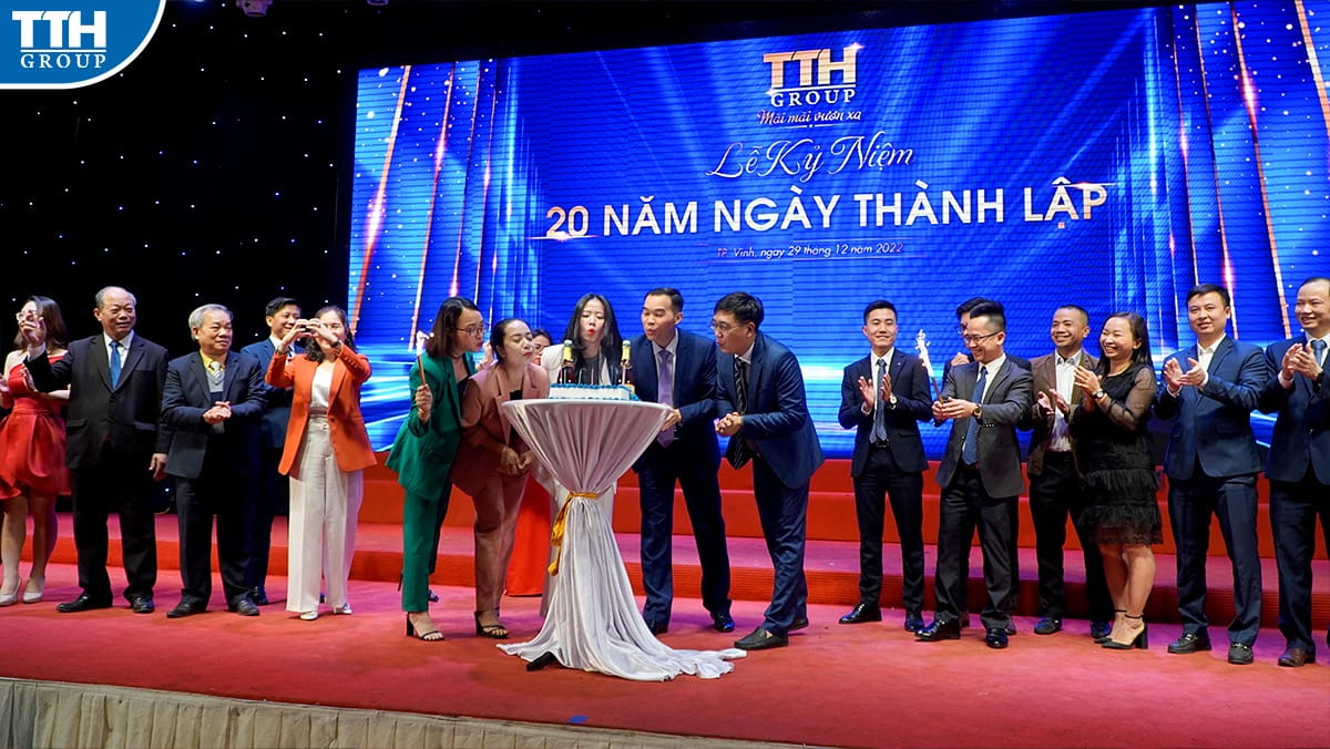  Ban lãnh đạo người chèo lái con thuyền TTH cùng toàn thể Cán bộ nhân viên