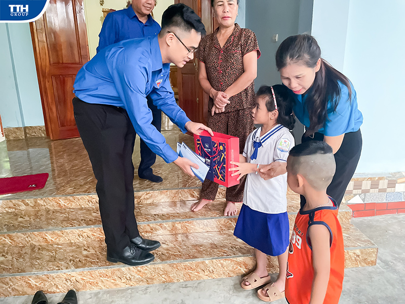 BCH Đoàn Thanh niên TTH Group đã đến thăm, tặng quà cho 2 cháu
