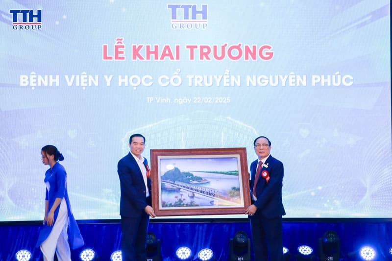 Chủ tịch Hiệp hội Bệnh viện tư nhân Việt Nam trao tặng bức tranh chúc mừng Bệnh viện Y học cổ truyền Nguyên Phúc.