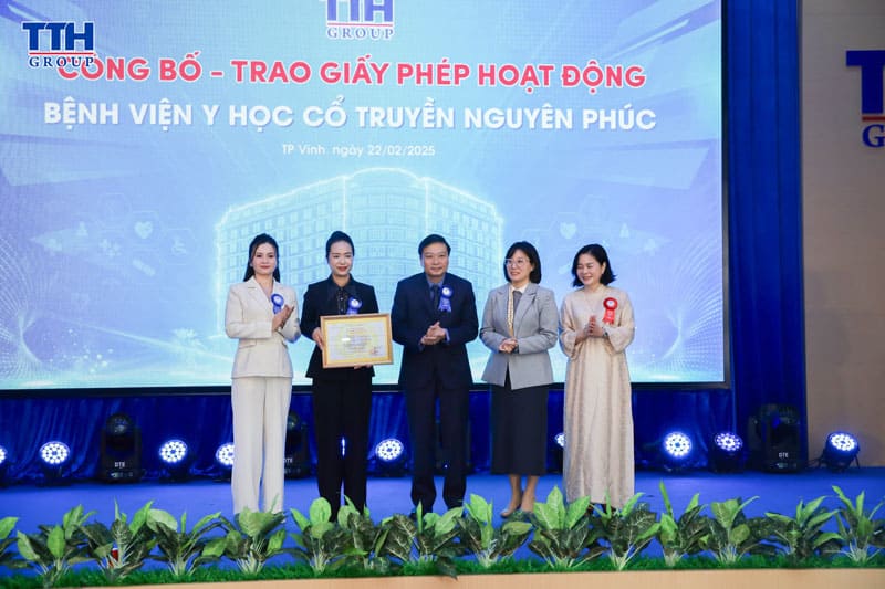 Trao giấy phép hoạt động khám bệnh, chữa bệnh và phê duyệt danh mục kỹ thuật đối với Bệnh viện Y học cổ truyền Nguyên Phúc.