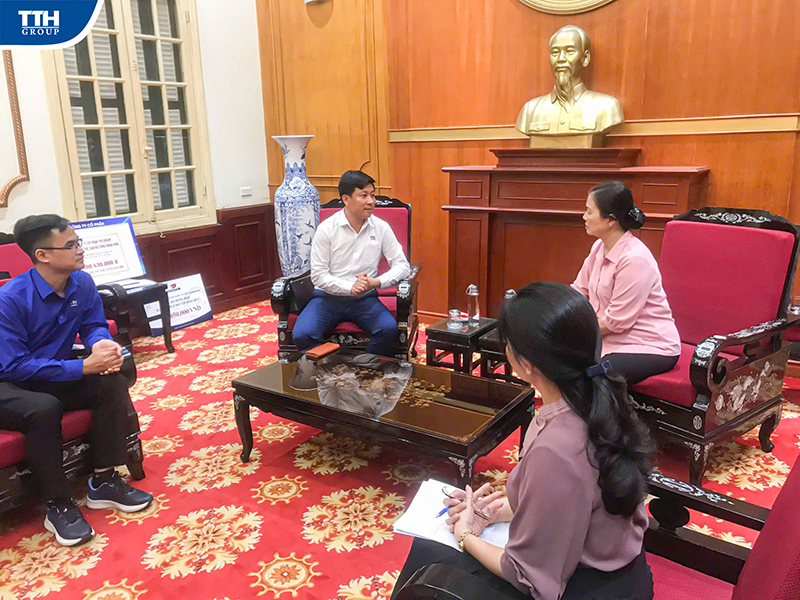 Đại diện công ty CP TTH Group thăm hỏi, trò chuyện với Phó Chủ tịch Mặt trận Tổ quốc Việt Nam - Trương Thị Ngọc Ánh