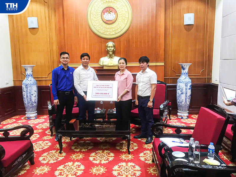 Đại diện Tập đoàn TTH trao số tiền ủng hộ tới đại diện UBMTTQ