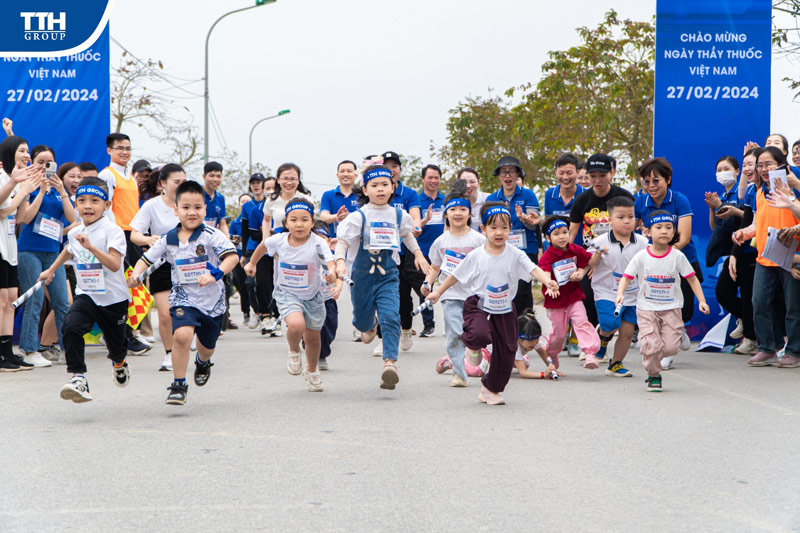  giải chạy lần này còn có sự tham gia của các VĐV nhí đầy kiên cường đến từ các gia đình CBNV TTH Group.