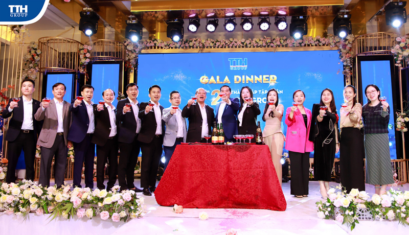 SÔI ĐỘNG KHÔNG KHÍ ĐÊM GALA DINNER TỔNG KẾT NĂM 2023 & KỶ NIỆM 21 NĂM NGÀY THÀNH LẬP TTH GROUP TẠI CÁC ĐƠN VỊ CHI NHÁNH